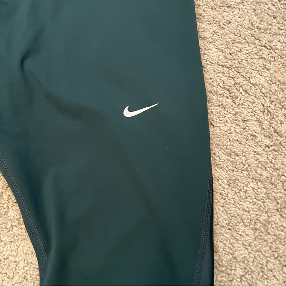 Nike Pro Mid-Rise 7/8 Leggings - Picture 4 of 10